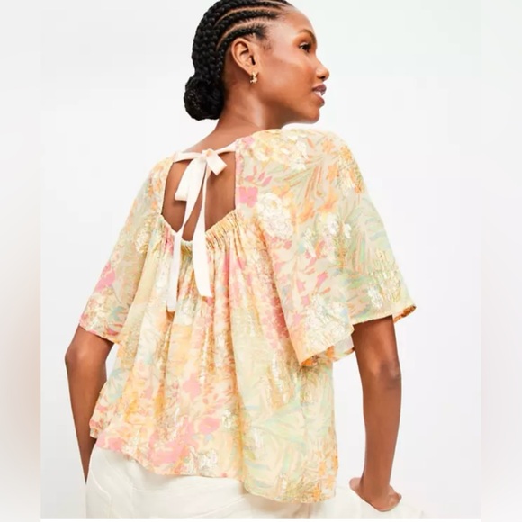 LOFT Tops - LOFT Shimmer Floral Pastel Top
SIZE MEDIUM    **LIKE NEW**